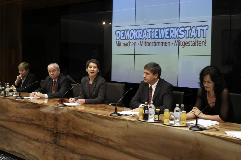 v.li. Anna Elisabeth Haselbach - Bundesratsvizepräsidentin, Jürgen Weiss - Bundesratspräsident, Barbara Prammer - Nationalratspräsidentin, Michael Spindelegger 2. Nationalratspräsident, Eva Glawischnig-Piesczek - 3. Nationalratspräsidentin.