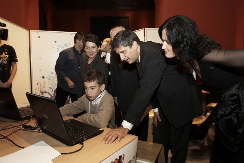 NR- und BR Präsidenten mit SchülerInnen bei  der Projektarbeit