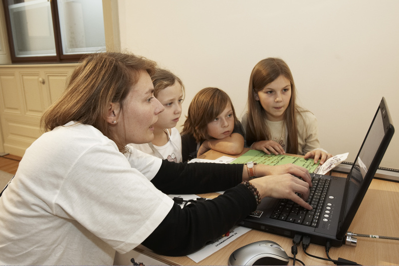 SchülerInnen bei Projektarbeit