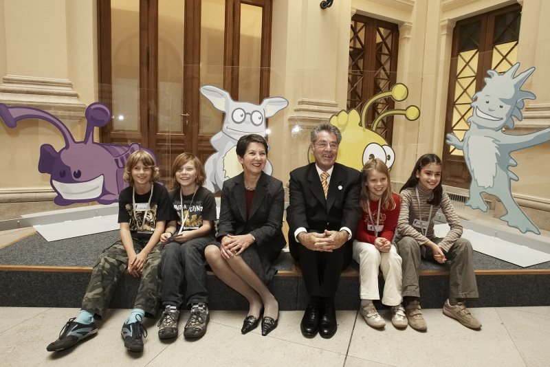 Heinz Fischer (3. v.re.) und Barbara Prammer (4.v.re.) mit Kindern und den Leitfiguren der Demokratiewerkstatt