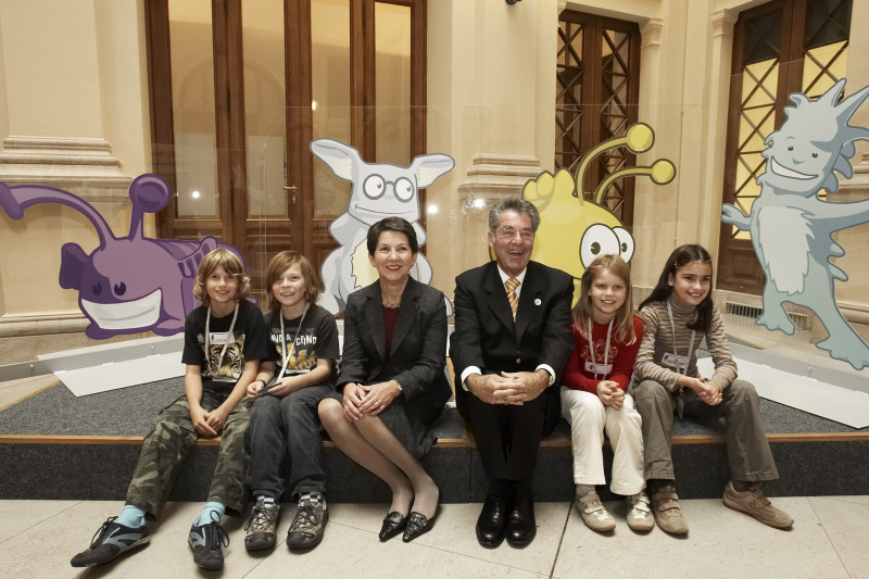 Heinz Fischer (3. v.re.) und Barbara Prammer (4.v.re.) mit Kindern und den Leitfiguren der Demokratiewerkstatt