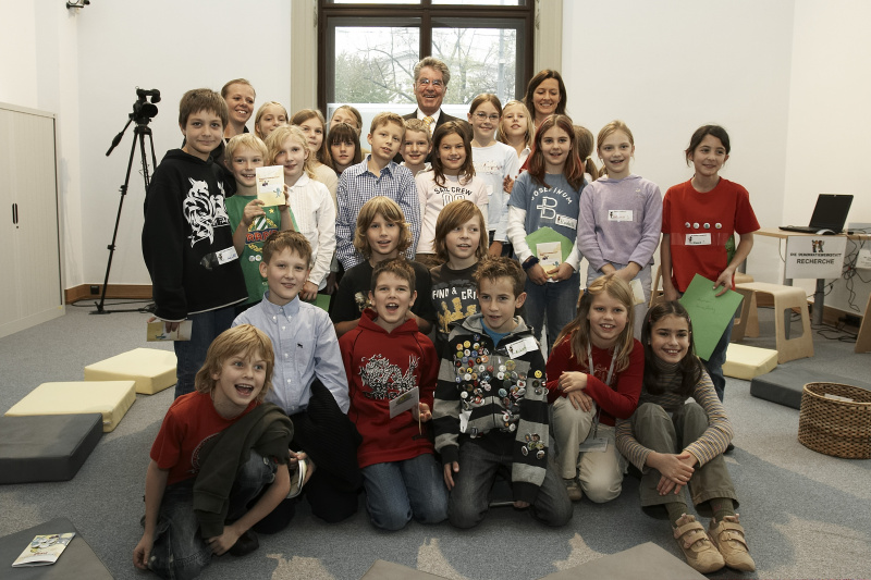 Gruppenaufnahme  mit Bundespräsident Dr.Heinz Fischer mit SchülerInnen.