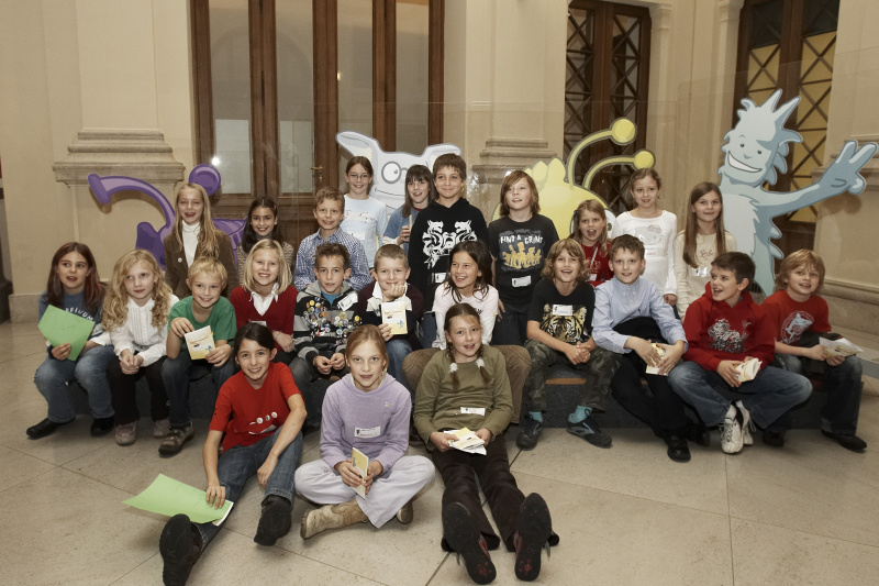 Gruppenaufnahme von SchülerInnen mit den neuen Maskottchen der Demokratiewerkstatt.