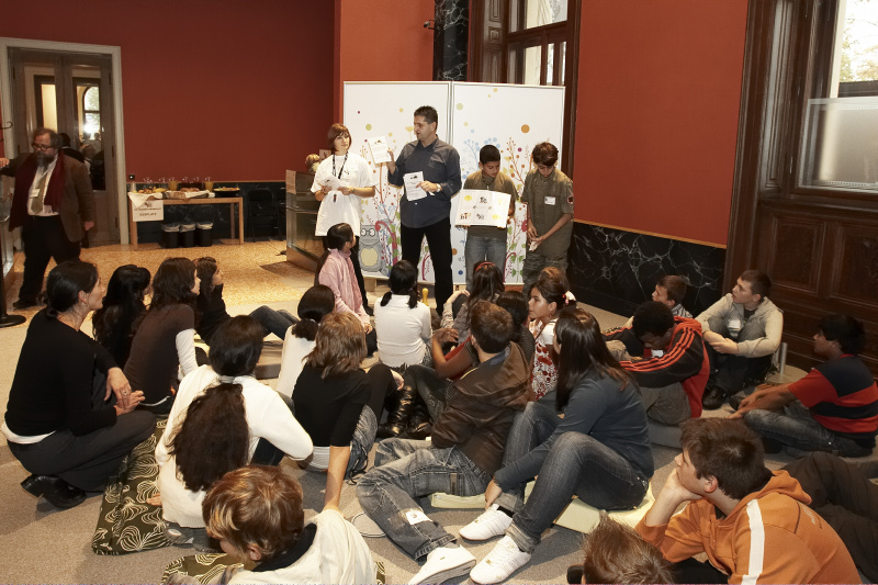 SchülerInnen bei Projektarbeit