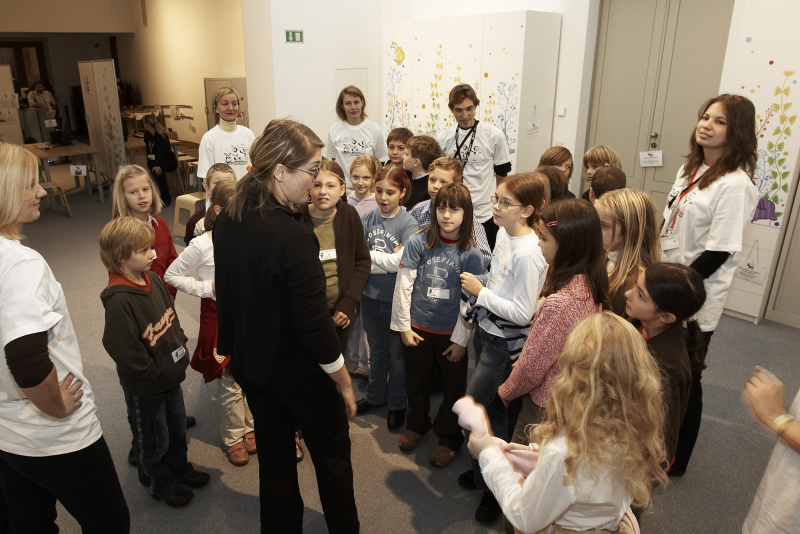 SchülerInnen bei Projektarbeit