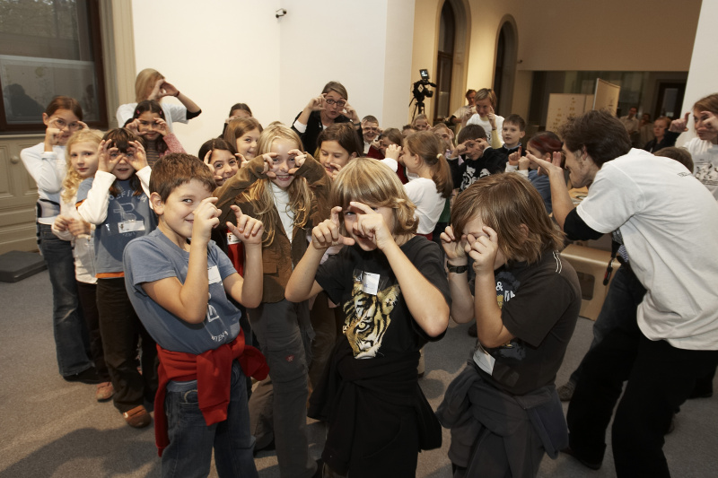 SchülerInnen bei Projektarbeit