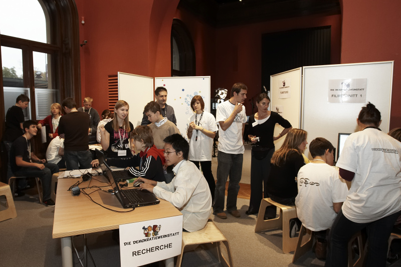 SchülerInnen bei Projektarbeit