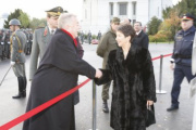 v.li. Wiens Bürgermeister Michael Häupl begrüßt Barbara Prammer.