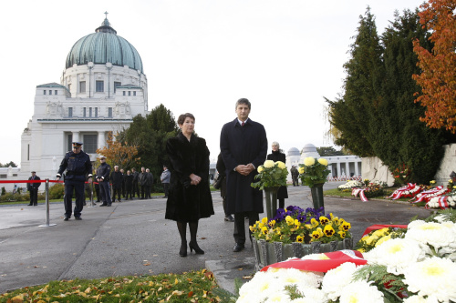v.li. Barbara Prammer und Michael Spindelegger andächtig vor den Gräbern der ehemaligen Präsidenten des Nationalrates.