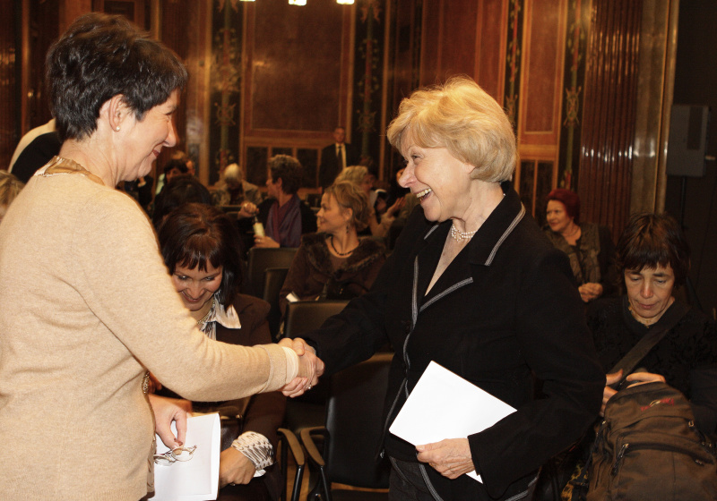 v.li. Barbara Prammer, Herausgeber  Waltraud Heindl.