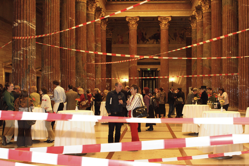Blick in die Säulenhalle, Baustellenbänder