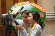 Veranstaltungsteilnehmer (Schüler) an der Kamera.
