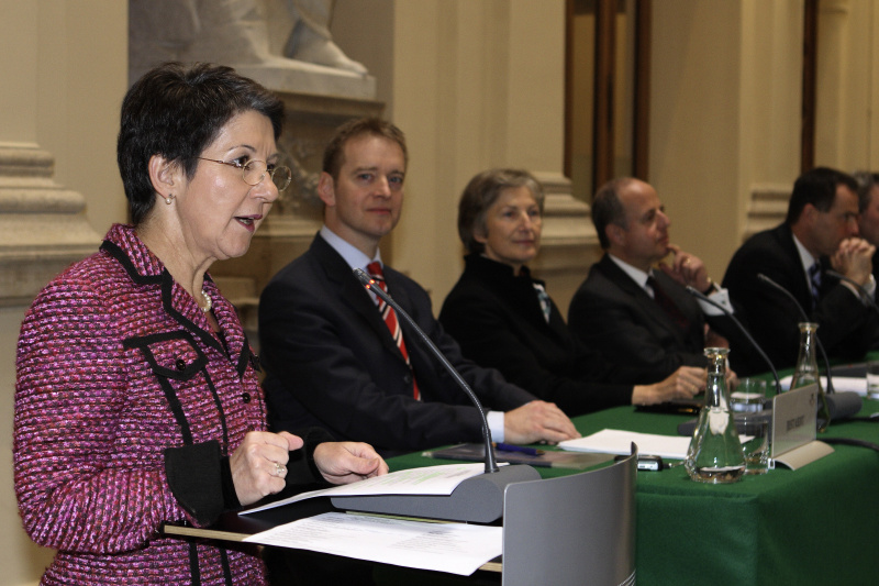 Barbara Prammer am Rednerpult, am Podium v.li. Prof.Dr. Matthias Jestaedt von der Universität Erlangen, Präsidentin des Obersten Gerichtshofes Hon.-Prof.Dr. Irmgard Griss, Präsident des Verwaltungsgerichtshofes Univ.-Prof.Dr. Clemens Jabloner, Johannes Jarolim.