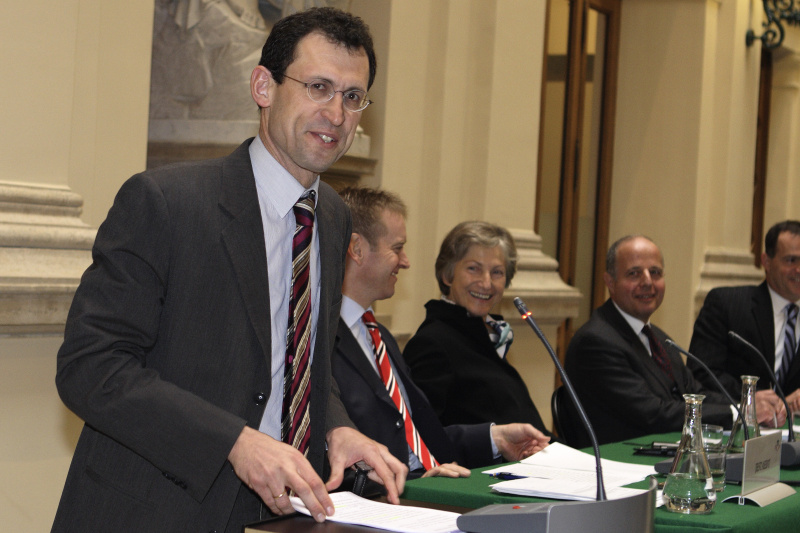 Verfassungsrichter am Verfassungsgerichtshof Univ.-Prof.Dr. Christoph Grabenwarter  am Rednerpult, Podium v.li. Prof.Dr. Matthias Jestaedt von der Universität Erlangen, Präsidentin des Obersten Gerichtshofes Hon.-Prof.Dr. Irmgard Griss, Präsident des Verwaltungsgerichtshofes Univ.-Prof.Dr. Clemens Jabloner, Johannes Jarolim.