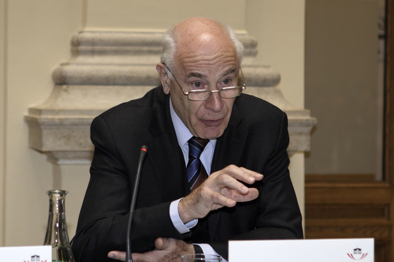 Präsident des österreichischen  Rechtsanwaltskammertages RA Dr. Gerhard Benn-Ibler am Mikrofon.