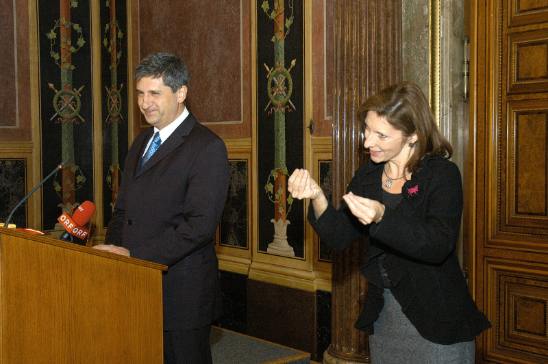 v.li. Michael Spindelegger, Gebärden-Dolmetscherin.