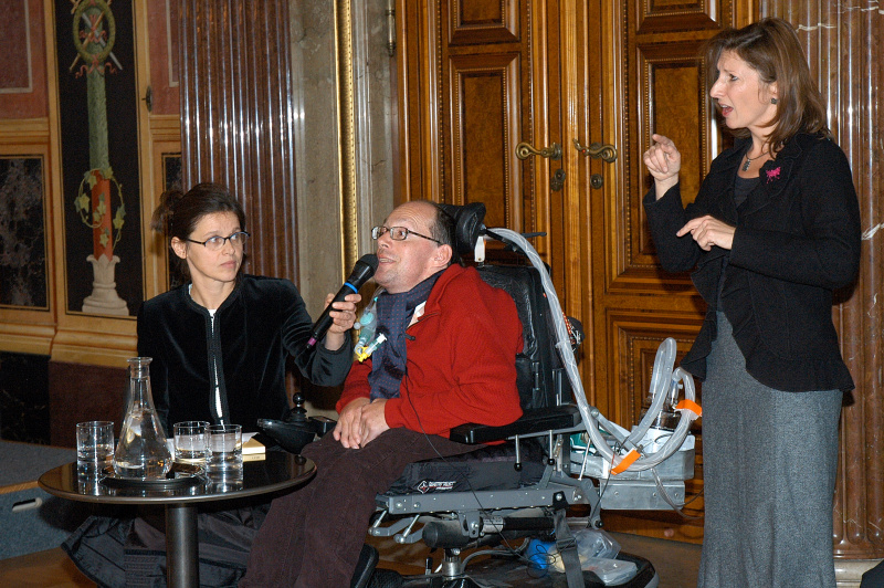 v.li. Judit Marte-Huainigg (Caritas Österreich), Franz-Josefph Huainigg (Autor), Gebärden-Dolmetscherin.