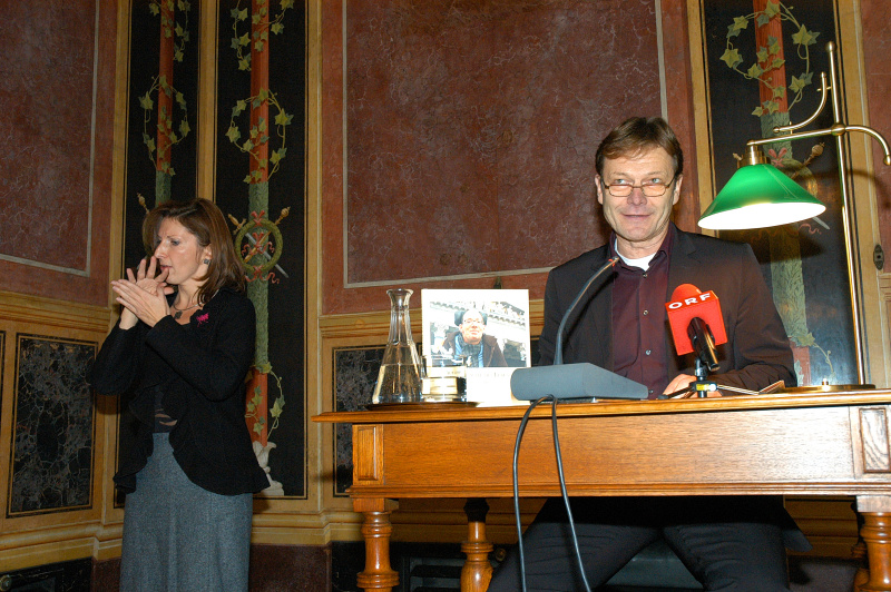 v.li. Gebärden-Dolmetscherin, Alexander Strobele (Schauspieler).