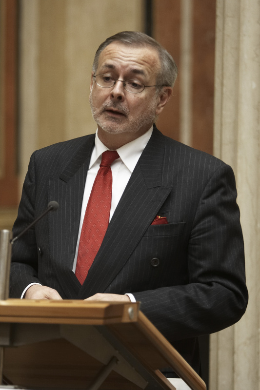 Univ.-Prof. Dr. Oliver Rathkolb am Rednerpult.