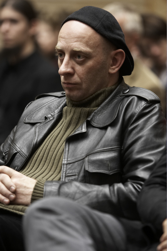 Kabarettist Alf Poier sitzt im Publikum.