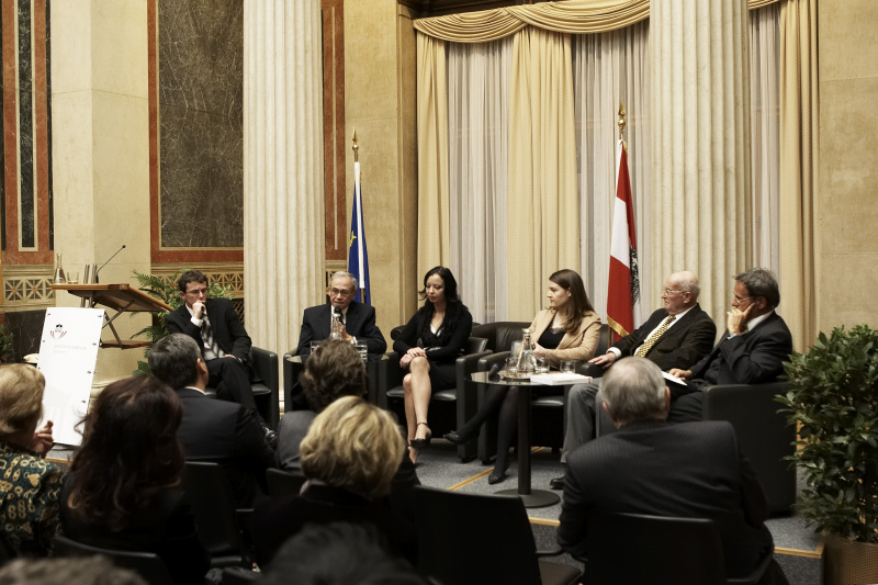 Diskussionsrunde v.li. Univ.-Prof.Dr. Herbert Obinger, Univ.-Prof.Dr. Emmerich Talos, Mag. Dr. Astrid Dietrich, Moderatorin Eva Weissenberger von der Kleinen Zeitung, Univ.-Prof.Dr. Manfried Welan, Geschäftsführer der OGM Dr. Wolfgang Bachmayer.