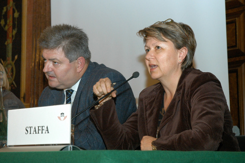 v.li. Herbert Buchinger (Leiter des AMS Österreich), Herta Staffa (leitende Sozialarbeiterin im Jugendamt Wien 20).