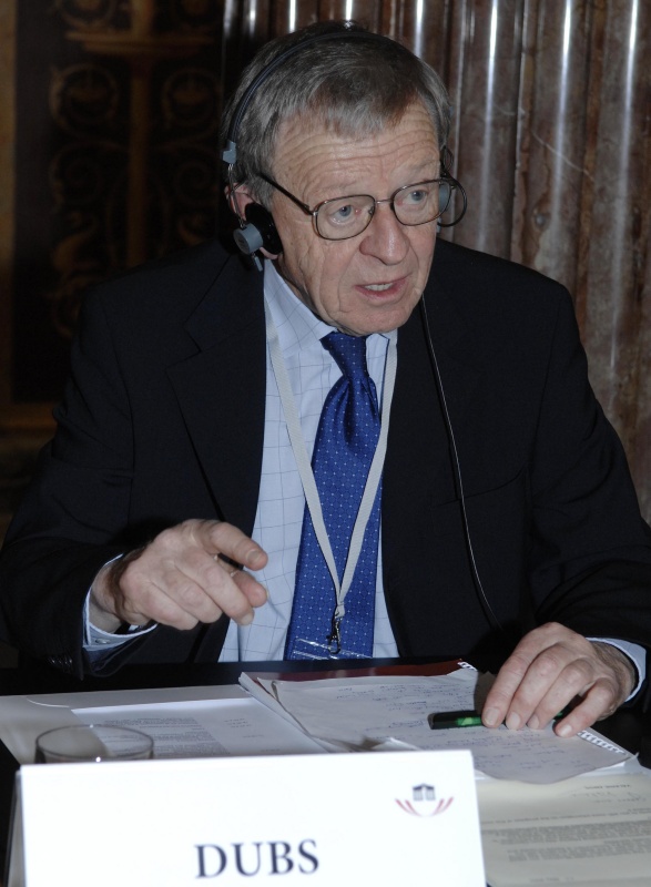 Lord Alfred Dubs Mitglied des "House of Lords" am Mikrofon.