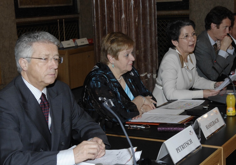 Blick in Richtung Veranstaltungsteilnehmer - v.li Botschafter der Vereinten Nationen Wolfgang Petritsch, Anna Elisabeth Haselbach, Barbara Prammer, der außenpolitische Berater der NR-Präsidentin Helfried Carl.