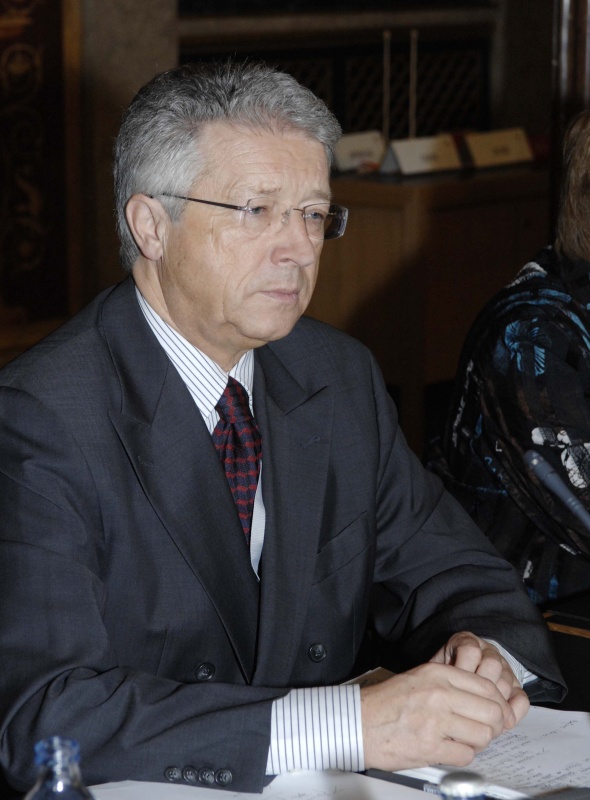 Botschafter der Vereinten Nationen Wolfgang Petritsch am Mikrofon.