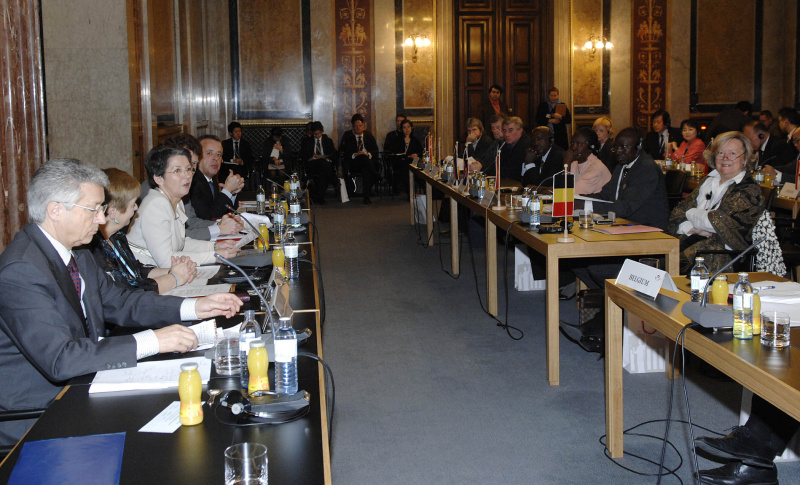 Blick in Richtung Veranstaltungsteilnehmer - v.li Botschafter der Vereinten Nationen Wolfgang Petritsch, Anna Elisabeth Haselbach, Barbara Prammer, der außenpolitische Berater der NR-Präsidentinl Helfried Carl, Joseph Wirnsperger.