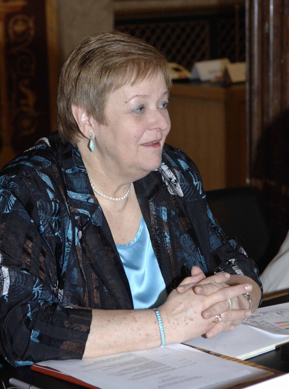 Anna Elisabeth Haselbach am Mikrofon.