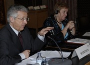 v.li. Botschafter der Vereinten Nationen Wolfgang Petritsch am Mikrofon, Anna Elisabeth Haselbach.
