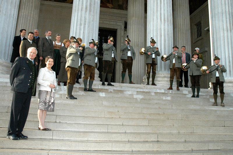 v.li. Barbara Prammer, Bürgermeister von Liezen Rudolf Hakel und Jagdhornbläser aus Liezen.