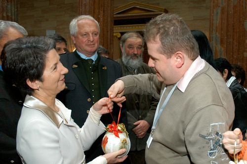 v.li. Barbara Prammer erhält von Veranstaltungsteilnehmern der Behindertenwerkstätte Hartheim eine Christbaumkugel geschenkt, im Hintergrund Bürgermeister von Liezen Rudolf Hakel.
