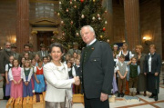 Der Kinderchor und die Steirische Delegation vor dem Weihnachtsbaum, im Vordergrund: Barbara Prammer bedankt sich beim Bürgermeister von Liezen Rudolf Hakel.