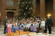 Der Kinderchor und die Steirische Delegation vor dem Weihnachtsbaum.