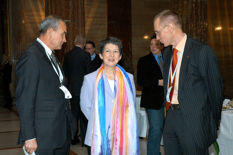 v.li Heinz Frühauf (AGES Geschäftsführer), Barbara Prammer, Bernhard Url (AGES Geschäftsführer).