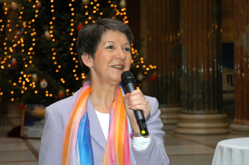 Barbara Prammer vor Weihnachtsbaum.