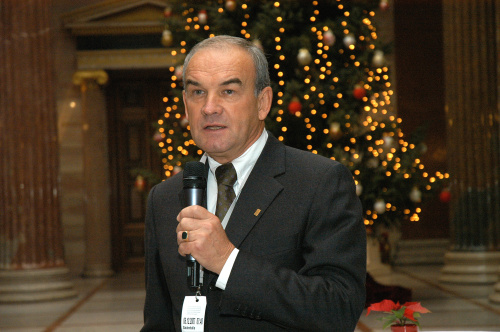Heinz Frühauf (AGES Geschäftsführer) vor Weihnachtsbaum.