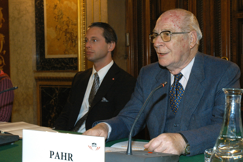 v.li. Adrian Eugen Hollaender (Leiter des Zentrums für Rechtsforschung), Bundesminister a.D. Willibald Pahr. Mikrofon.
