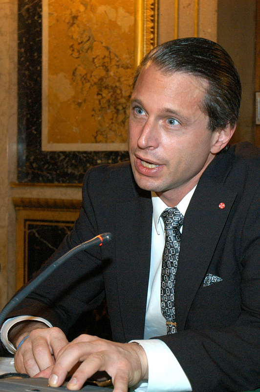 Adrian Eugen Hollaender (Leiter des Zentrums für Rechtsforschung), Mikrofon.