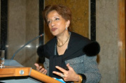 Nasra Hassan (Direktorin des UN-Informationsdienstes), Mikrofon.