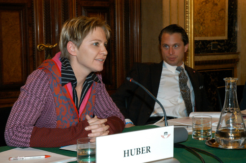 v.li. Andrea Huber (Amnesty International Österreich), Adrian Eugen Hollaender (Leiter des Zentrums für Rechtsforschung). Mikrofon.
