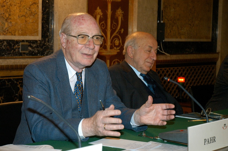 v.li. Bundesminister a.D. Willibald Pahr, Univ.-Prof. Franz Matscher. Mikrofon.