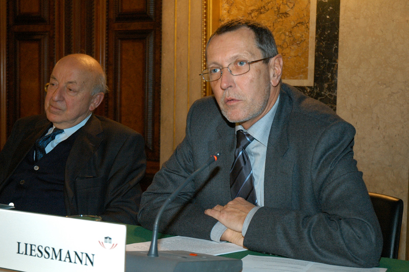 v.li. Univ.-Prof. Franz Matscher, Univ.-Prof. Konrad Paul Liessmann. Mikrofon.