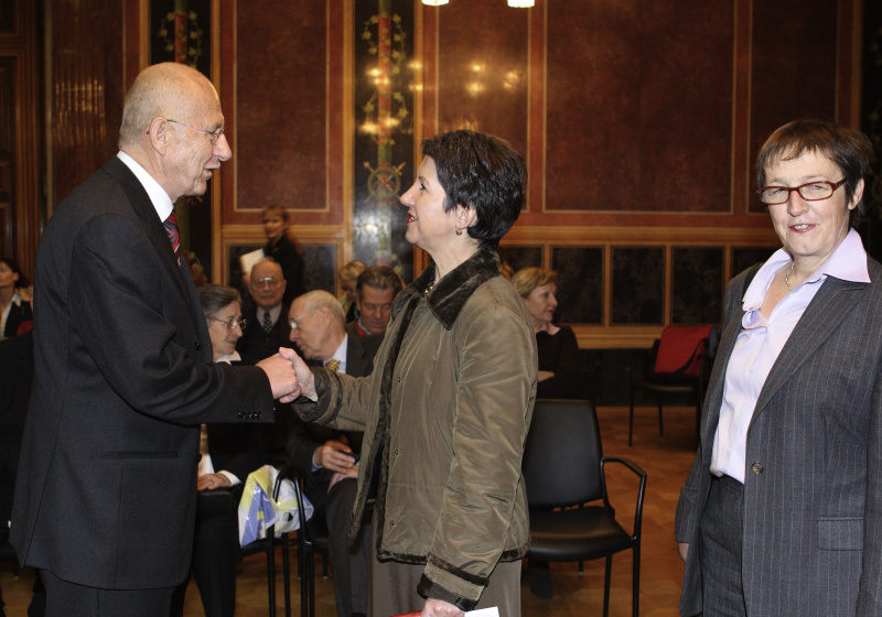 v.li. Gerhardt Plöchl (Autor), Barbara Prammer, Brigitte Bailer (Dokumentationsarchiv des österreichischen Widerstandes).