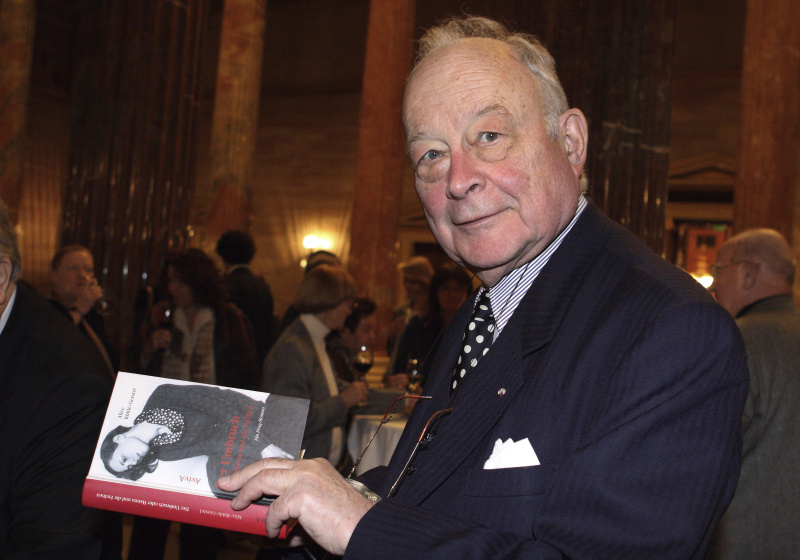 Veranstaltungsteilnehmer mit Buch in Händen.