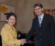 v.li. Barbara Prammer begrüßt den EU-Kommissar für Mehrsprachigkeit Leonard Orban.
