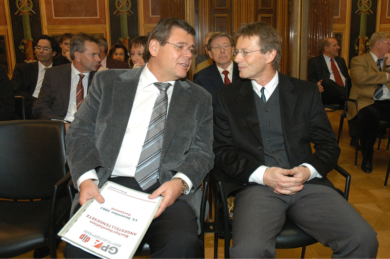 Blick im Richtung Veranstaltungsteilnehmer - v.li. der Vorsitzende der GPA-DJP Wolfgang Katzian im Gespräch mit dem Herausgeber a.o.Univ.-Prof.MMag.DDr. Günther Löschnigg.