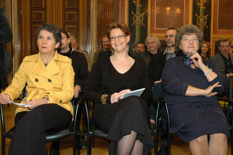 Blick in Richtung Veranstaltungsteilnehmer - v.li. Barbara Prammer, Staatssekretätin im Bundesministerium für Wirtschaft und Arbeit Christine Marek, Sozialministerin a.D. Eleonora Hostasch.